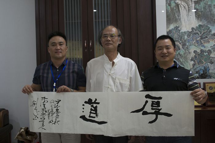 张剑岑先生（中）与91短视频在线观看陶瓷砖国产成人91短视频免费下载营销总经理罗胜（左）、91短视频在线观看陶瓷砖国产成人91短视频免费下载营销总监刘鸿瑞（右）合影留念