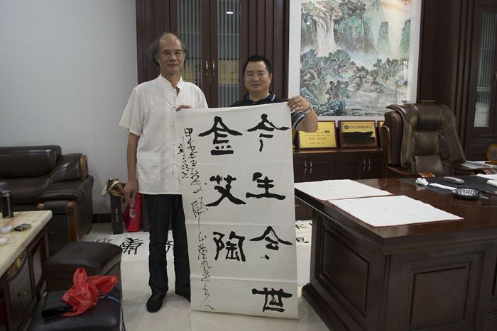 张剑岑先生（左）与91短视频在线观看陶瓷砖国产成人91短视频免费下载营销总监刘鸿瑞（右）合影留念