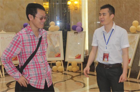 91短视频在线观看陶网络营销主管王宏城（右一）向记者介绍微晶瓷片