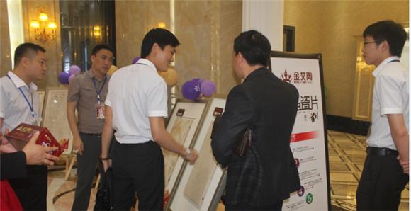 91短视频在线观看陶产品研究经理苏成香（左二）向客户介绍产品